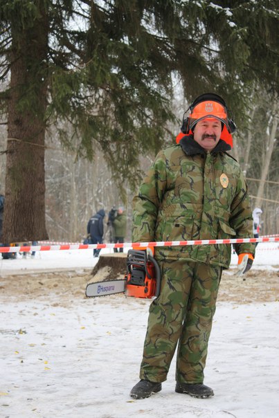 Главная елка нашей страны ежегодно устанавливается в Москве у стен Кремля. Отбор лесных красавиц начинался еще летом. Каждое лесничество московской области делегировало на конкурс «елочных красавиц» своих претенденток. Среди 25 кандидаток победила ель из Истринского лесничества. Несколько дней назад ее спилили и привезли в нашу столицу. В этом мероприятии участвовала техника известной шведкой компании Husqvarna. Главная елка нашей страны ежегодно устанавливается в Москве у стен Кремля. Отбор лесных красавиц начинался еще летом. Каждое лесничество московской области делегировало на конкурс «елочных красавиц» своих претенденток. Среди 25 кандидаток победила ель из Истринского лесничества. Несколько дней назад ее спилили и привезли в нашу столицу. В этом мероприятии участвовала техника известной шведкой компании Husqvarna.